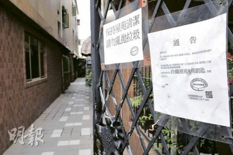 村民指屋苑早年曾發生爆竊案，因此昨日引發爭執的橫巷，村民習慣會將鐵閘上鎖，避免外人進入。（林錫禮攝）服務精神病康復者及智障人士的私營康復院舍「喜悅居」所租用的村屋（箭嘴示），與屋苑其他村屋只隔着一條橫巷。該院舍有獨立大門，院友平日出入毋須經過橫巷。（林錫禮攝）