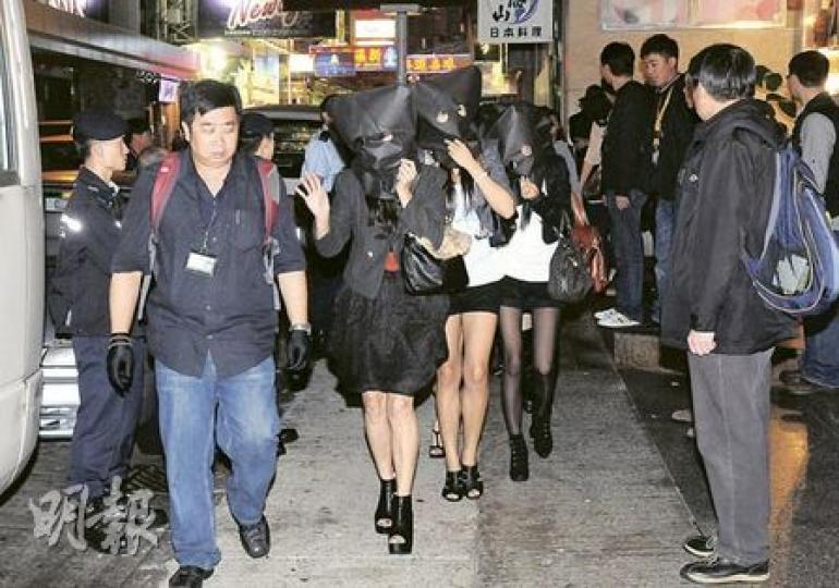 O記前晚展開「獵狐」反黑行動，除搜捕新義安黑幫成員外，亦到尖沙嘴5間酒吧等娛樂場所搜查，其中在寶勒巷的行動中，拘捕大批疑被安排到港賣淫的內地女子。（蔡方山攝）