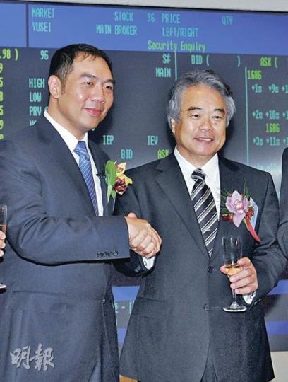 世達集團首日掛牌遇上港股大跌，幸而未有「破底」收場，轉板的友成控股亦見升勢。圖左為世達董事長兼首席執行官王國芳，右為友成主席增田勝年。（陳淑安攝）