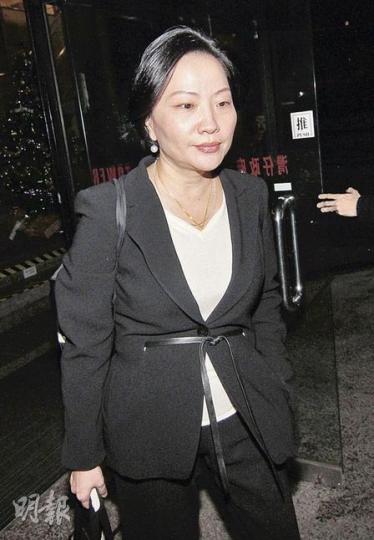 工業家蔣震女兒、香港總商會首名女主席蔣麗莉（圖），被指2002年藉虛假向員工批出認股權證而令自己獲利至少310萬元，案件擾攘多時，昨日終正式開審。（黃景怡攝）（明報製圖）