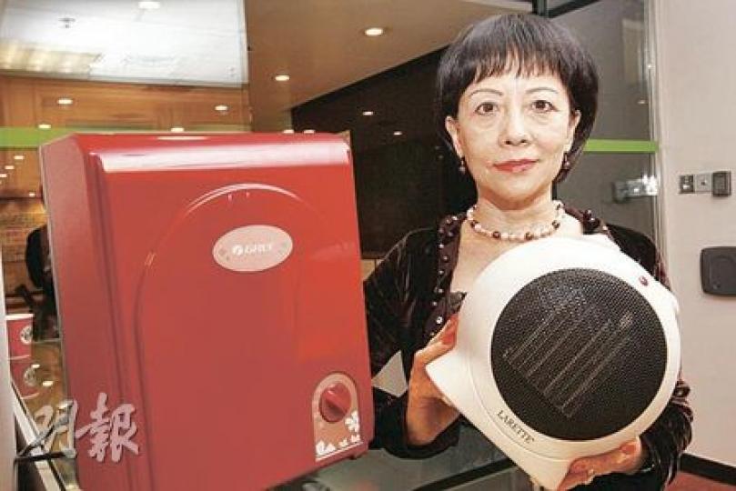 消委會的浴室電暖爐測試顯示，「Larette」（右）和「格力」（Gree、左）陶瓷電暖爐均未能通過防水測試，存在觸電風險。（李紹昌攝）