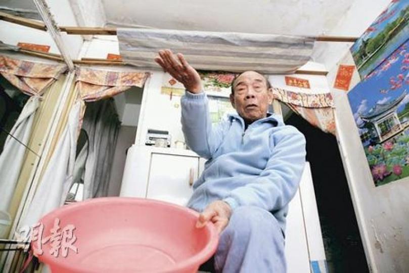 獨居於深水埗一個漏水小單位的郭矢賢，每月靠生果金及積蓄為生，預計三四年後用完積蓄，仍無意參加逆按揭計劃。他說，因為唔知幾時過身，亦希望把財產留給子女，即使他們沒給家用。（郭慶輝攝）按揭證券公司明年將推出逆按揭計劃，負責為計劃擔保的按揭證券公司總裁劉怡翔（右）表示會考慮樓價波動因素，在會計上作出處理。（林振東攝）