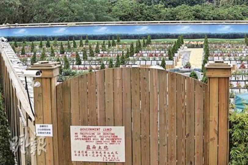 屯門藍地的南安佛堂以水平形式建骨灰龕花園，被政府指違反地契被收地。（何家達攝）