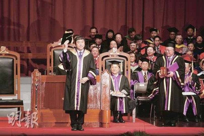 沈祖堯（左）昨日正式就任中文大學第7任校長。他致辭時引用錢穆的新亞校歌自勉，說自己要趁青春竭盡所能，為教育奮鬥。（郭慶輝攝）