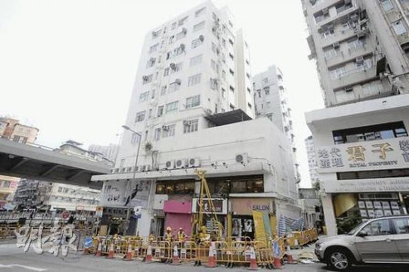 政府上月底就沙中線工程刊憲，但居民潘先生發現港鐵至本月1日才在安亨大廈（左）前鑽地勘察，質疑當局未確保樓宇結構安全便先刊憲，擔心工程會影響大廈結構。（尹錦恩攝）