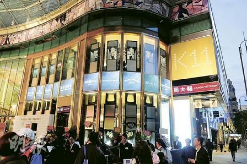 內地豪客近年來港愈來愈喜歡買名表，有見及此，周大福珠寶昨日在尖沙嘴開設大型「鐘表街」，專賣貴價名表。（張智超攝）