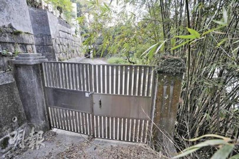 現時重門深鎖的山頂道20號大屋，雖然位置並非山頂高點，但外望仍可享有維港海景及灣仔的開揚景觀。（尹錦恩攝）（明報製圖）