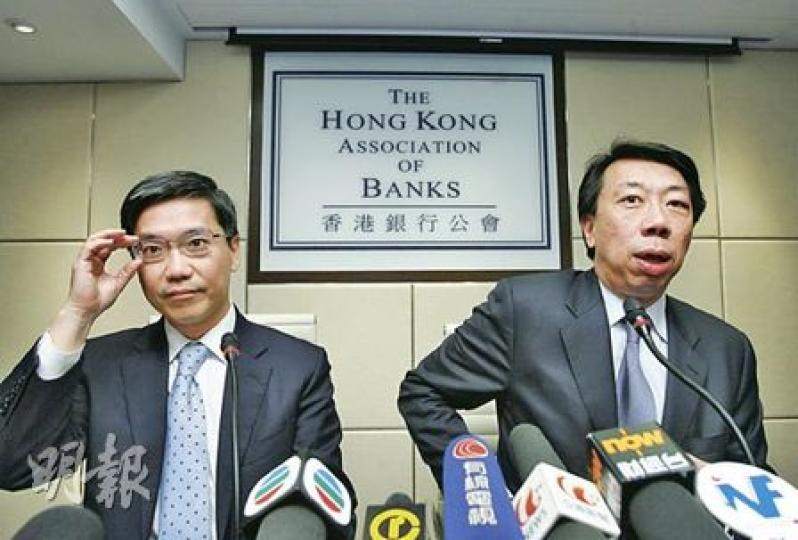 本港貸款增速強勁，金管局明年將增撥資源，加強監察本港銀行貸款審批及使用情况。圖為金管局副總裁阮國恒（左）、銀行公會主席兼渣打香港行政總裁洪丕正（右）。（林振東攝）