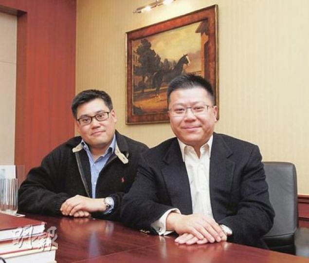 大富控股董事總經理林建康（右）、國際集團行政總裁鄺祖盛表示，九龍城新盤「松林」無意「一Q清袋」，並擬保留少量單位到明年，以現樓形式發售，料屆時可提價5％至10％。（陳淑安攝）