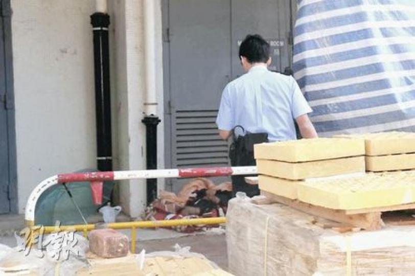 九龍灣啟業邨啟樂樓有露宿者被發現臉部發黑昏迷，救護員到場後證實不治。圖為警員在場調查。（林錫禮攝）有露宿者在觀塘海濱道公園懷疑凍死，警員在旁檢視屍體。（黃雄攝）