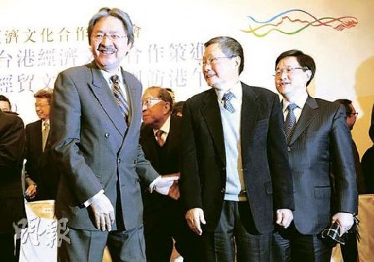 策進會董事長林振國（中）率代表團來港，協進會榮譽主席財政司司長曾俊華（左）與政制及內地事務局長林瑞麟（右）親臨接待。  （朱永倫攝）