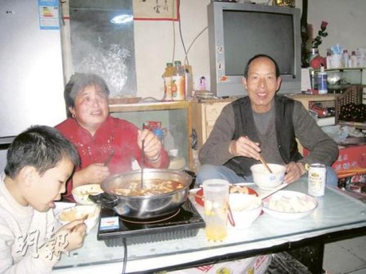 天氣寒冷，馬穎周（右）下班後和妻子、外孫在地下室吃火鍋，餸菜只有簡單幾味。（劉洪慶攝）北京近日降溫，氣溫低至零下10度，馬穎周每天要工作到天黑才冒寒回家。（劉洪慶攝）在出門上班前，馬穎周會在手上套上多重塑膠袋後再戴上手套，以減低手指在室外工作時被凍傷的可能。（劉洪慶攝）