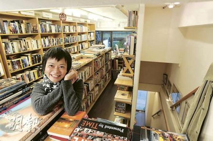 「書閣」險宣布光榮結業,店主李瑞雲(Jennifer)慨言承蒙一班書友擁戴,4名書友更爭相當其新業主,書店才得以保存。(尹錦恩攝) 「書閣」險宣布光榮結業,店主李瑞雲(Jennifer)慨言承蒙一班書友擁戴,4名書友更爭相當其新業主,書店才得以保存。(尹錦恩攝)