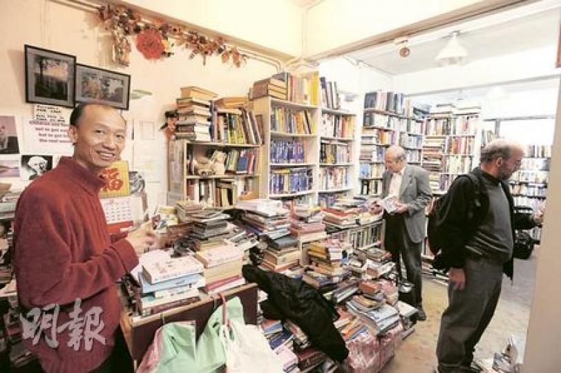 「流動風景」店主林森自比如士多老闆,愛與老顧客「打牙骹」,「這裏除了讓二手書重生,每名客人背後都有着一個個故事」。(尹錦恩攝) 「流動風景」店主林森自比如士多老闆,愛與老顧客「打牙骹」,「這裏除了讓二手書重生,每名客人背後都有着一個個故事」。(尹錦恩攝)