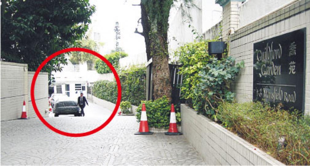 圖中白色建築物(紅圈示)乃杜惠愷及其鄰居指兩被告非法侵佔的地方。(梁珮珊攝) 圖中白色建築物(紅圈示)乃杜惠愷及其鄰居指兩被告非法侵佔的地方。(梁珮珊攝)