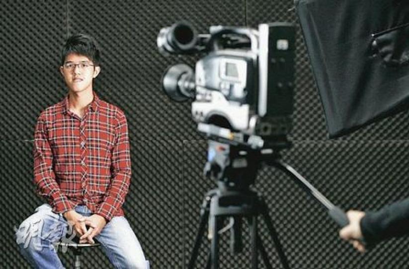 來自香港的澳大生Jason，明年畢業暫打算留澳工作。他認為今年澳門經濟好，大學畢業生前景不錯，若加入大賭場起薪點1.8萬元。（林振東攝）
