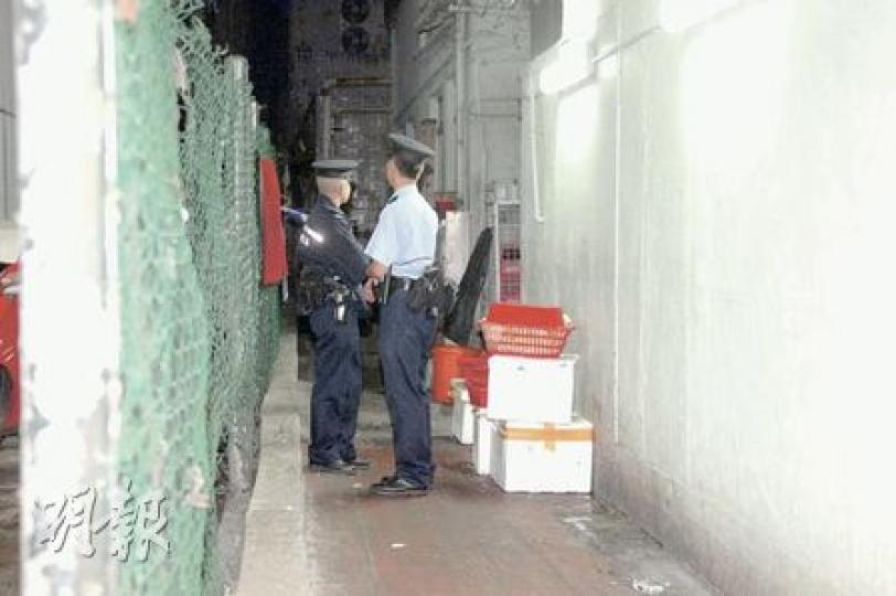 一名清潔工人昨晚被發現昏迷倒臥西環皇后大道西476號後巷，由救護車送院搶救後不治，警方不排除案件有可疑，通宵封鎖現場調查。（衛永康攝）