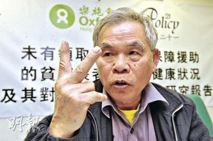71歲的平叔，今年起返回內地居住以節省開支。現時他只靠1000元生果金過活，每月開支卻高達2000元，積蓄僅餘萬多元，擔心年多便會花光。（劉焌陶攝）
