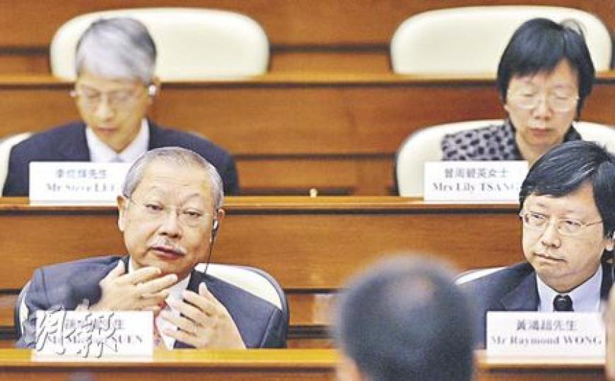 教育局長孫明揚(前左)承認,上任逾3年來,直至今年11月審計報告披露直資學校帳目問題才介入事件,事前從未親身參與監管。常任秘書長黃鴻超(前右)表示會成立內部小組檢討。(尹錦恩攝)立法會政府帳目委員會昨再就直資學校問題展開聆訊,委員湯家驊指教育局長孫明揚至審計報告發表前,從未親自處理直資規管工作,質疑教育局是否重視監管直資學校。(尹錦恩攝) 教育局長孫明揚(前左)承認,上任逾3年來,直至今年11月審計報告披露直資學校帳目問題才介入事件,事前從未親身參與監管。常任秘書長黃鴻超(前右)表示會成立內部小組檢討。(尹錦恩攝)立法會政府帳目委員會昨再就直資學校問題展開聆訊,委員湯家驊指教育局長孫明揚至審計報告發表前,從未親自處理直資規管工作,質疑教育局是否重視監管直資學校。(尹錦恩攝)