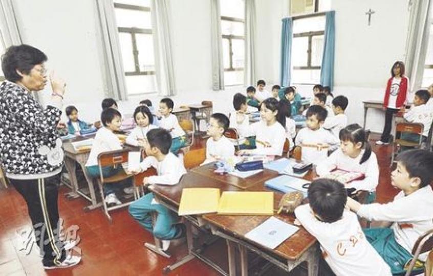 澳門聖若瑟教區中學第一校（即小學部），在小三至小四的常識科推行混齡教學班，由兩名教師同時指導，特別在做實驗時，高年級學生可協助年幼學生，互相幫忙及學習。（何家達攝）