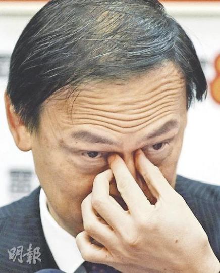 個人資料私隱專員蔣任宏私表示，考慮要求將《個人資料（私隱）條例》的信息納入新學制的通識課程，向學生灌輸保障個人資料的信息。圖為他昨日出席電台節目，其間不禁流露疲態。（劉焌陶攝）