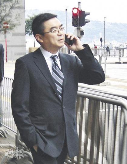 主診醫生林孝傑以電話遙控助產士注射催生劑，昨在庭上辯稱在產婦入院初期不親身作檢查是慣常做法。（梁珮珊攝）死者汪風霞的丈夫陳耀輝昨在東區法院出席死因研訊，在庭上質疑妻子入院近10小時也沒有醫生照料。（梁珮珊攝）
