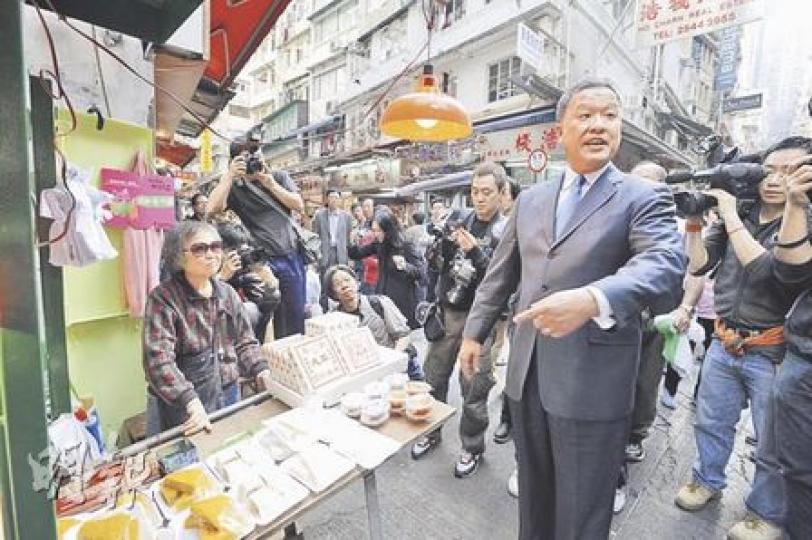 市建局為一些販檔翻新搭建新型的攤檔，市建局主席張震遠（右）昨日到嘉咸街重建地盤參觀，了解新型攤檔是否更方便檔主。（尹錦恩攝）