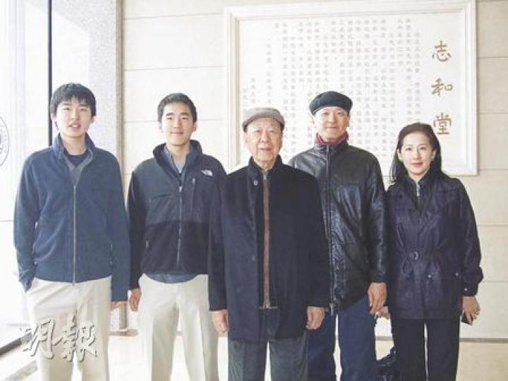 呂志和（中）與兒子呂耀南（右二）一家出席上海復旦大學呂志和樓揭幕儀式。右一為呂耀南妻子呂羅婉雯，左一及二分別為呂耀南三子呂皓均、次子呂碩橋。（毛婷婷攝）