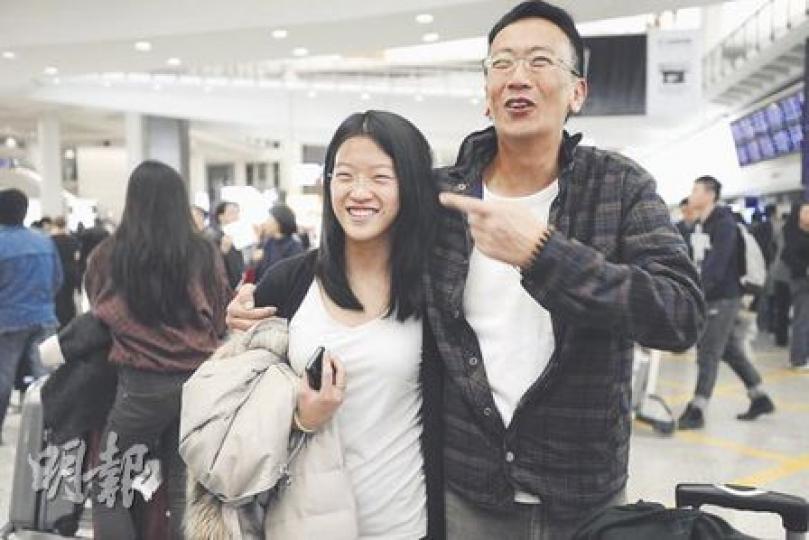 藝人鄭丹瑞的女兒今年才升讀英國的大學，因大雪影響而延遲回港。摟着女兒笑不攏嘴的鄭丹瑞說，事件可訓練女兒應變能力。（何家達攝）