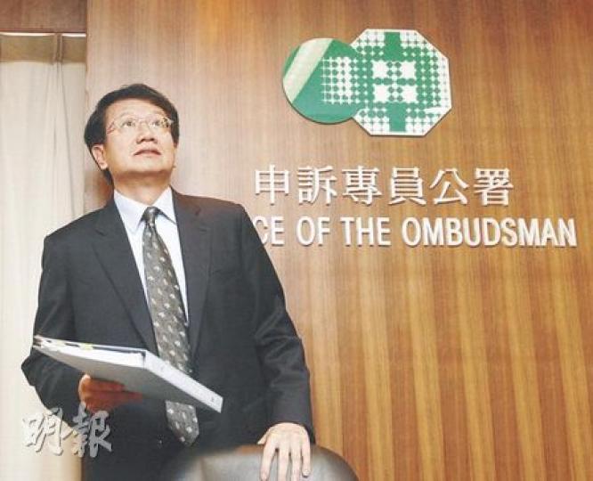 申訴專員昨批評運輸署作風因循，令公共小巴安全設施的步伐屢屢延誤。圖為申訴專員黎年。（林振東攝）的士小巴權益關注大聯盟主席黎銘洪估計，全港約有四成小巴未安裝安全帶，記者昨登上一輛由聯合醫院開往觀塘的綠頂小巴，發現仍未加裝安全帶。（林振東攝）