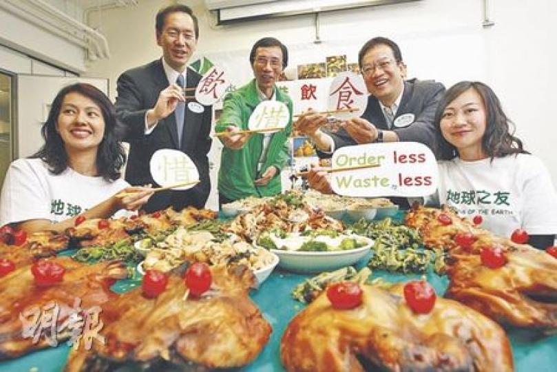 地球之友發起「惜飲惜食」計劃，鼓勵減少廚餘，可持續發展委員會主席陳智思（左二）和香港餐飲聯業協會會長黃家和（右二）均響應計劃。（李紹昌攝）（明報製圖）