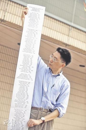 「魚翅婚宴、人情七折」運動發起人李銳華從美國返港度假，不忘向港府官員爭取宴會不吃翅的承諾，他批評港府只按《華盛頓公約》本子辦事，限制3種鯊魚進出口，但他說全球有三分之一、共134種鯊魚在瀕危邊緣。（朱永倫攝）
