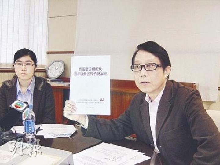 立法會社福界代表張國柱（右）關注愈來愈多慈善團體在街頭及網上募捐，但手法惹人質疑，建議當局盡快訂立慈善法，監管籌款活動。（盧曼思攝）