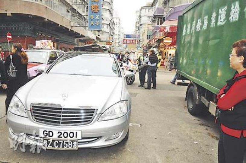 深水埗桂林街運菜手推車撞平治房車現場，從事製衣業的姓李姊姊（圖右紅衣）事後透露，以前曾居住深水埗多年。（蔡方山攝）