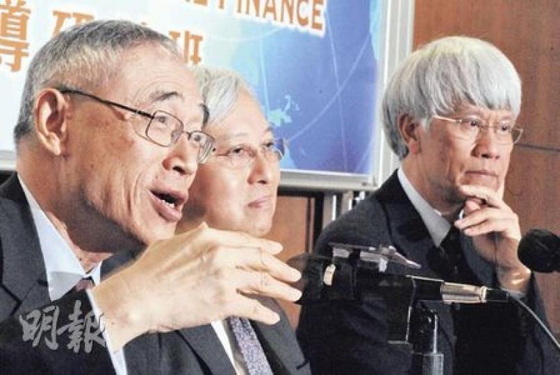 中投國際（香港）董事長劉遵義（左）預料，在美國第二輪量化寬鬆及減稅措施下，當地經濟明年中漸見改善，中長期債息亦會隨之而攀升。圖右為任志剛。（劉焌陶攝）