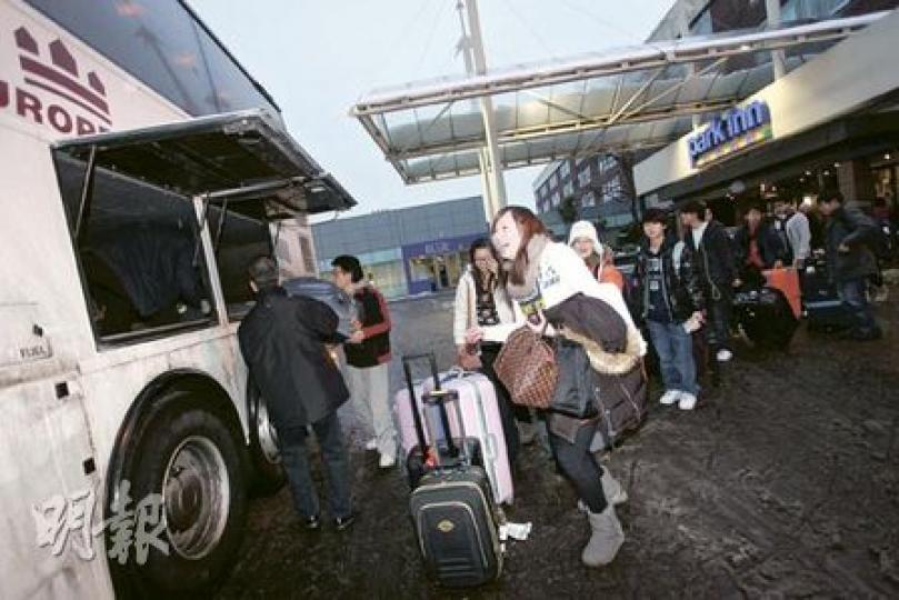國泰除於倫敦希斯魯機場加班航機疏導滯留乘客外，更安排巴士接載倫敦乘客至曼徹斯特機場乘飛機回香港。（楊德銘攝）