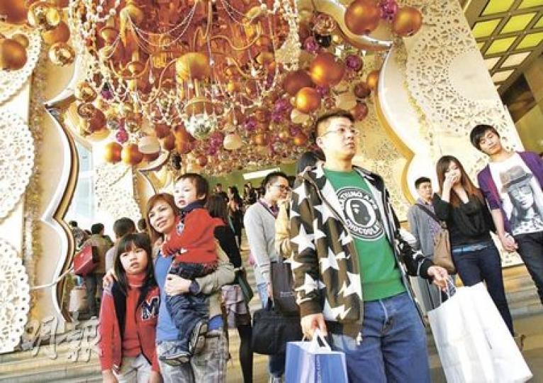 雖然明晚才是平安夜，但市內各大商場已擠滿市民和遊客，趕緊買禮物賀節。（林振東攝）