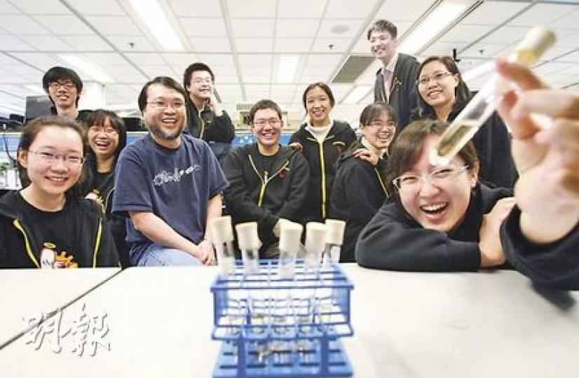 科大15名內地生在生物學系教授周敬流（左四）指導下，成功改造乳酸桿菌。團隊將乳酸桿菌與金黃葡萄球菌放進試管內測試，發現經改造的乳酸桿菌能抑制金黃葡萄球菌，奪得iGEM金獎。（林振東攝）李卓昨日示範抽取乳酸桿菌基因，他說殺死金黃葡萄球菌或會引來基因變種問題，令病毒變得更強，抑制是最好的方法。（林振東攝）（明報製圖）