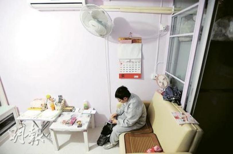 新居環境舒適、大了一倍，可童媽媽沒有半絲喜悅，因她覺得這間屋是用兒子的性命換回來。（何家達攝）童媽媽不時對着愛兒遺下的獎牌和相片出神，即使睹物思人，仍捨不得丟掉。（何家達攝）