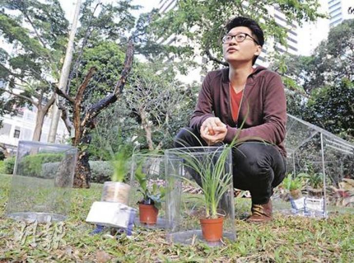 楊沛鏗製作的植物機械人《動．植物》（白色機械人）有吸水尾巴，頭上放有植物可隨處走動，象徵植物能隨意在公園漫步。（劉焌陶攝）林繁盛根據年幼時母親抱着他的情境為藍本，用玻璃纖維塑造出《擁抱》，他建議兩種坐姿，男生可用「騎坐式」，女生可用「倚靠式」，能避免尷尬。（劉焌陶攝）