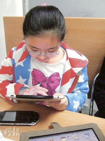 丁先生的9歲女兒丁韻晴（圖）過去半年雙眼近視突然加深100多度，現時右眼近視已達200度，左眼更升至400度。丁先生表示，韻晴有時使用iPad距離不足20厘米，他會提醒女兒增加距離。（林景輝攝）