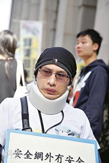 正值42歲事業黃金期的黃先生，患上肌肉萎縮症後雖然變成殘障，但生存意志一直旺盛。最近他病情惡化，擔心在家購呼吸機會增加親友的經濟負擔，沉痛地表示「可能會選擇不抽喉，獻上自己的生命。」（張智超攝）10多名肌肉萎縮症患者，昨日在職工盟協助下到立法會門外請願，象徵式地一起吃飯團聚，向政府表示留院患者渴望回家過冬的心聲。多名立法會議員包括職工盟李卓人、公民黨余若薇、民主黨議員黃成智等亦到場表示支持。（張智超攝）