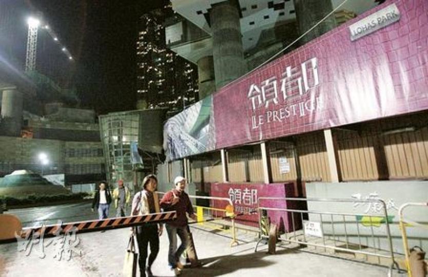 領都居民需要經過地盤才能出入屋苑，令他們感到不便。（林振東攝）領都入伙已5個月，但通往港鐵康城站的天橋出入口至今尚未完工，屋宇署和港鐵都促請長實盡快完成工程。（林振東攝）