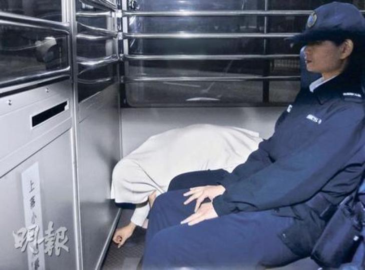 經歷一夜牢獄，Amina再次上庭申請保釋，在囚車內以白衣掩蓋頭和上身，並前傾至低於膝下，堅持「真人不露相」。其申請終不獲批，繼續被收押。（林振東攝）