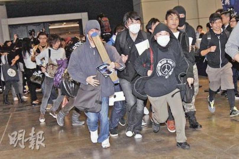 亞洲遊戲展昨日開幕，大批機迷「搶閘」衝出，撲向各攤位搶購心頭好。大會表示首日入場人次達9萬，較去年多出近兩成。（李紹昌攝）機迷通宵輪候終得回報，獲參展商贈送全球限量10件的Monster Hunter T恤，開心展示戰利品。（李紹昌攝）