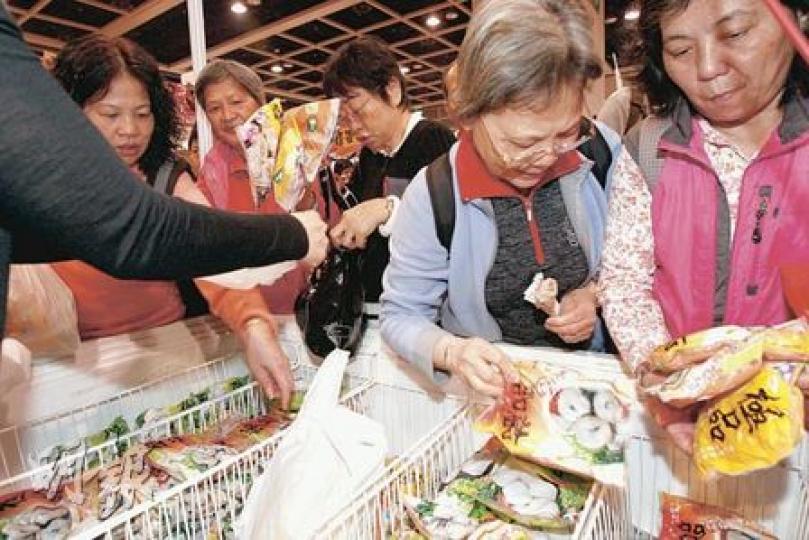 冬季美食嘉年華展期首日有近19萬人次進場，較去年同期上升35.7%。波士頓龍蝦、黑海紅酒、朱古力條等1元貨品，不足5分鐘已極速售罄。（李紹昌攝）代理德國孖人牌的昌興（1917）有限公司，其市場部經理羅德謙（圖）表示，兩年前開始，有家庭電器公司及銀行要求團購，直接將貨物送到公司。團購現時佔整體生意一成，而1年內團購生意額亦已升近30%。（林景輝攝）賴先生（圖）早於8時半前到會場，只為準備今晚的4人聖誕大餐，「雖然搶購到波士頓龍蝦，卻『犧牲』了紅酒，加上走遍會場均找不到牛扒，明晚（即今晚）唯有改吃燒
