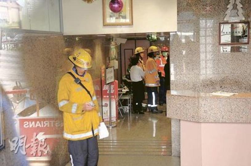 沙田蔚景園昨日發生懷疑電梯故障急墜虛驚，消防員接報到場經調查，證實電梯並未急墜，亦無人受傷或被困。（雲錦鋒攝）