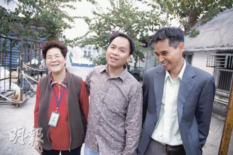 Chris（中）和Danny（右）在啟德難民營的新秀學校（現為新秀大廈）相識多年，成為老友，其後分別前往美國和澳洲，昨日攜手再遊舊地，感謝當日教師（左）的教導。（陳智良攝）
