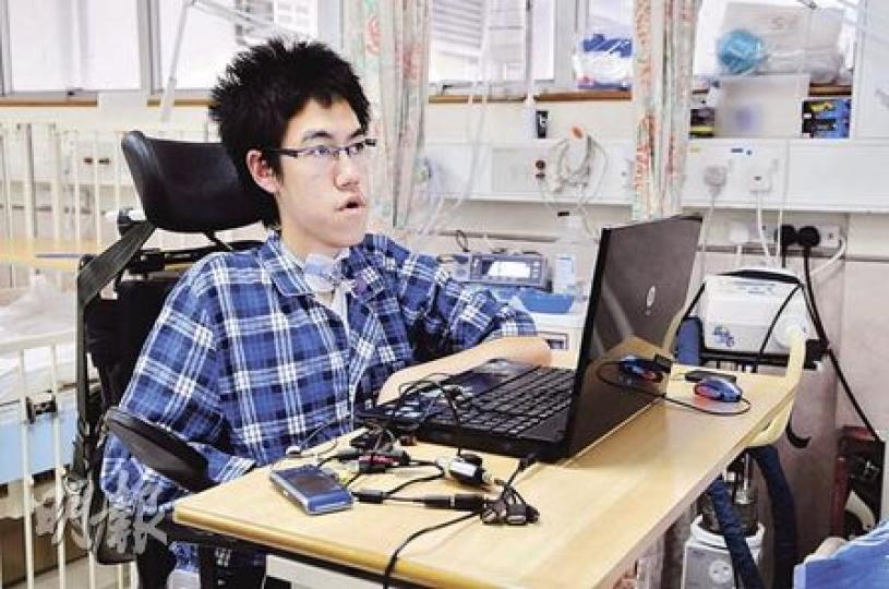 蔡宇航在根德公爵夫人兒童醫院接受職業治療加強手腳肌肉活動，現時他只在睡覺時才使用呼吸機，體能的改善使他常嚷着出院重返社區生活，但醫生考慮到他年紀仍小，未能成熟自理，待他年紀大些，便為他擬訂重返社區生活的計劃及所需支援。（張智超攝）王迪清全身癱瘓，要24小時使用呼吸機，只能靠下顎控制為他度身訂做的輪椅（下圖），但他不想生活無所寄託，故透過下顎控制電腦學習（上圖），現正於公開大學報讀電腦、經濟等4科。（張智超攝）