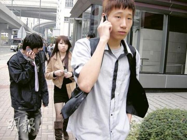 涉虐打幼童的16歲及18歲答辯人溫凱靖（右）及楊子健（左）昨被裁判官狠斥，二人在庭上一直低頭不語，低聲回答裁判官問題。（梁珮珊攝）